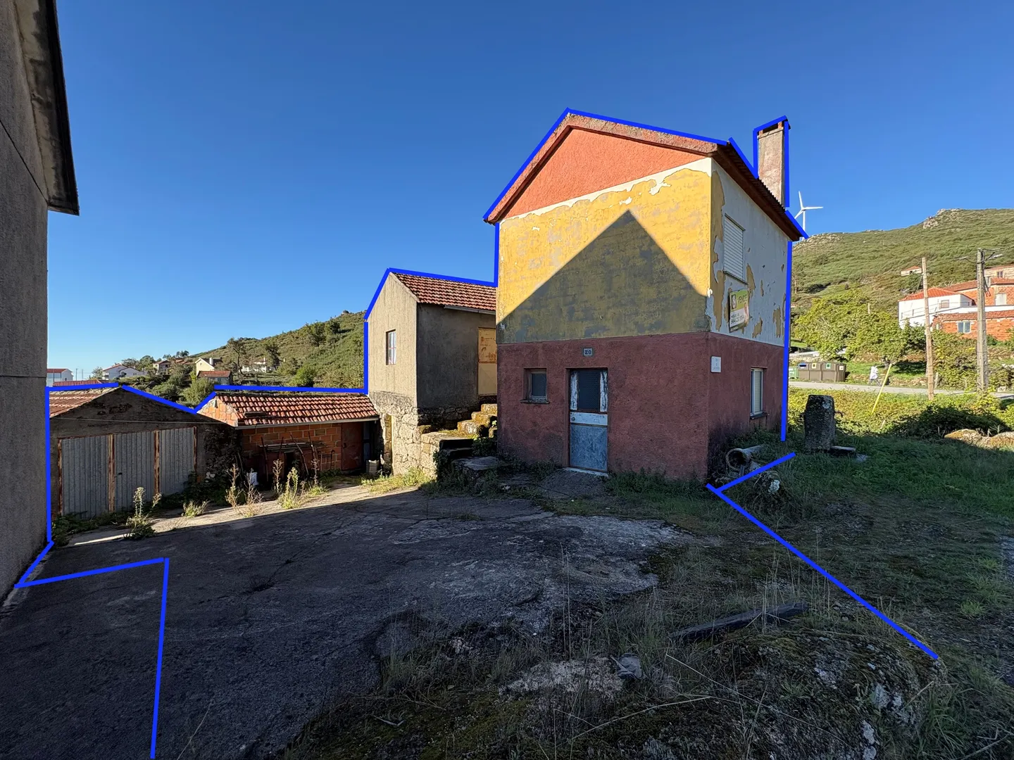 Moradia T1 com 2 pisos e anexos em Silvares da Serra