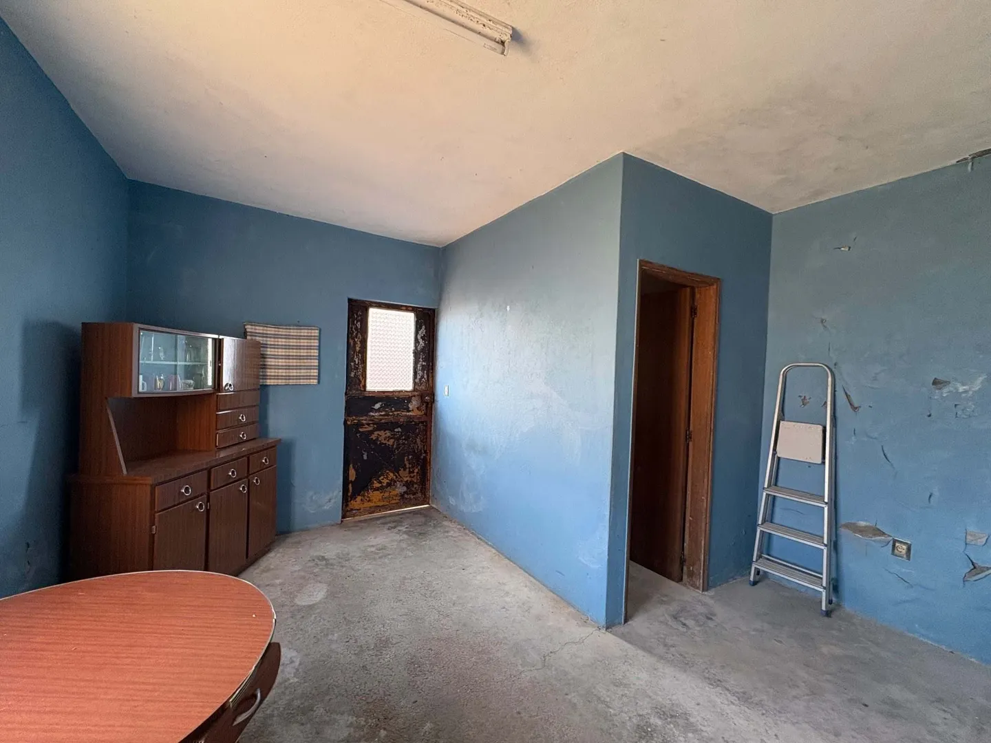 Moradia T1 com 2 pisos e anexos em Silvares da Serra