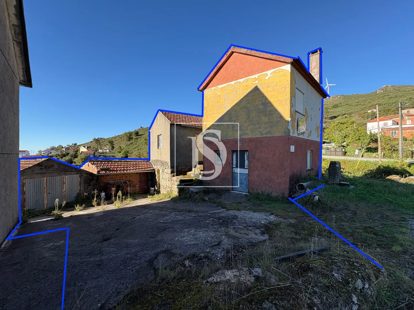 Detached house to restore T1