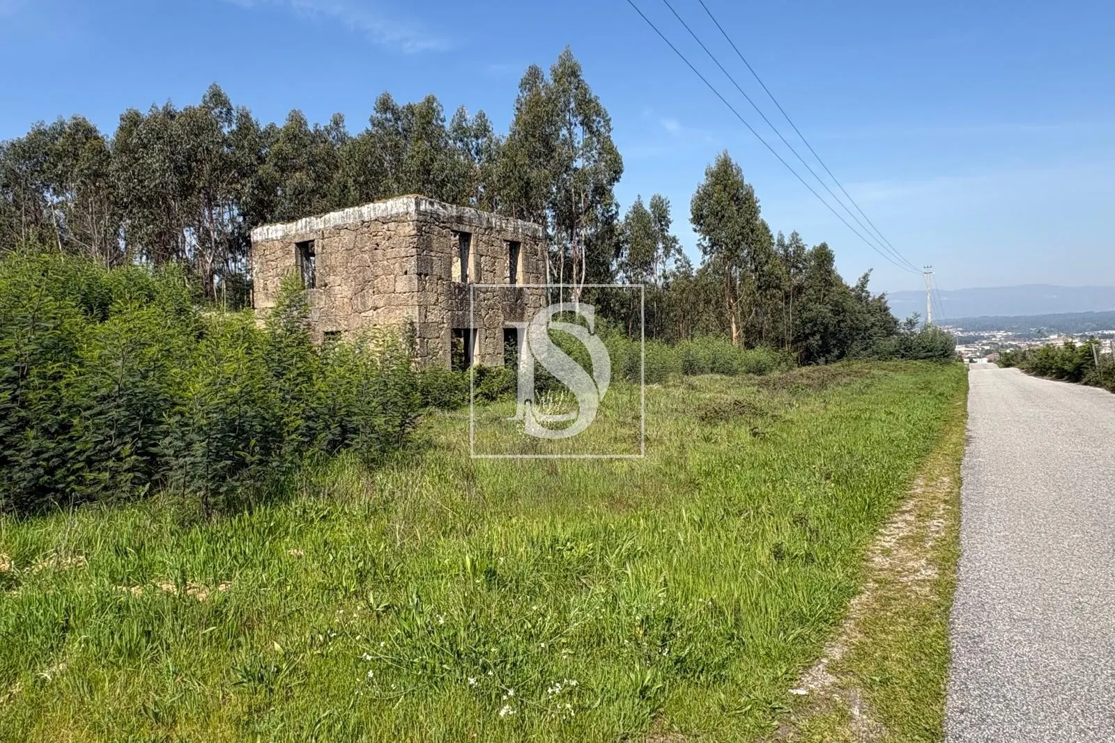 Terreno de 6.980m2 com ruína em Tondela