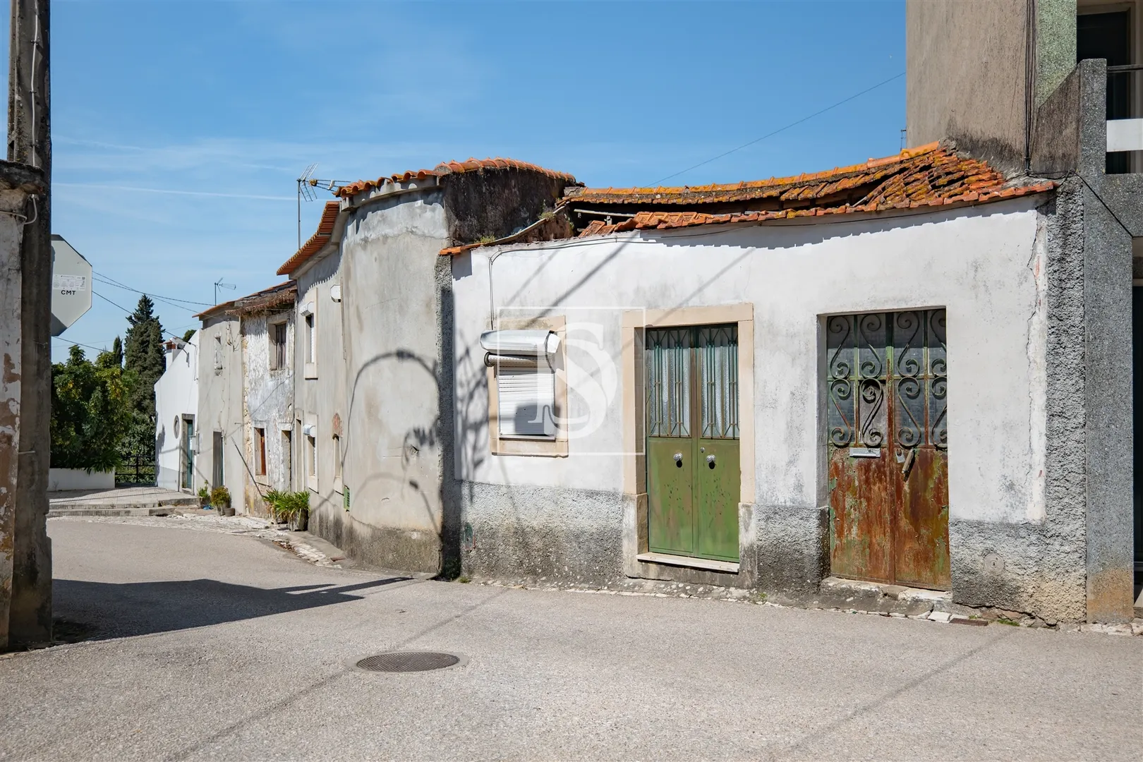 Oportunidade em Tomar: 2 Moradias para Recuperar com Terreno e Logradouro – 47.000€
