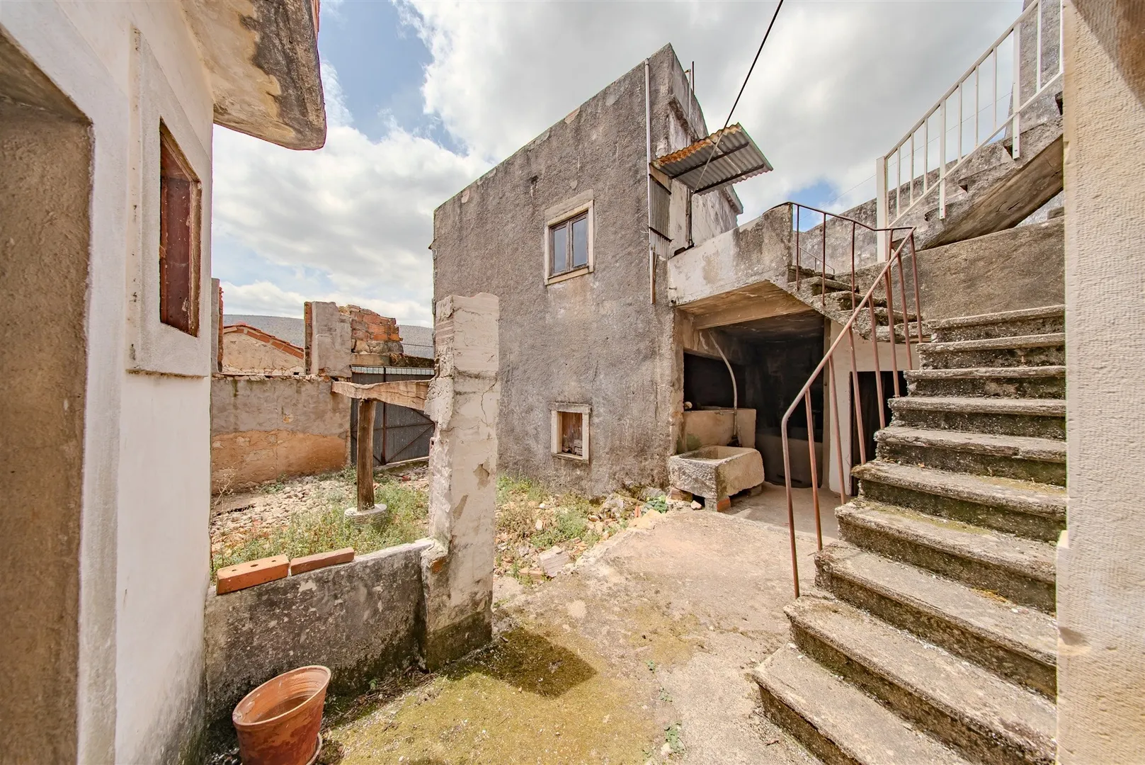 Duas moradias por 115.000 € em Mira de Aire
