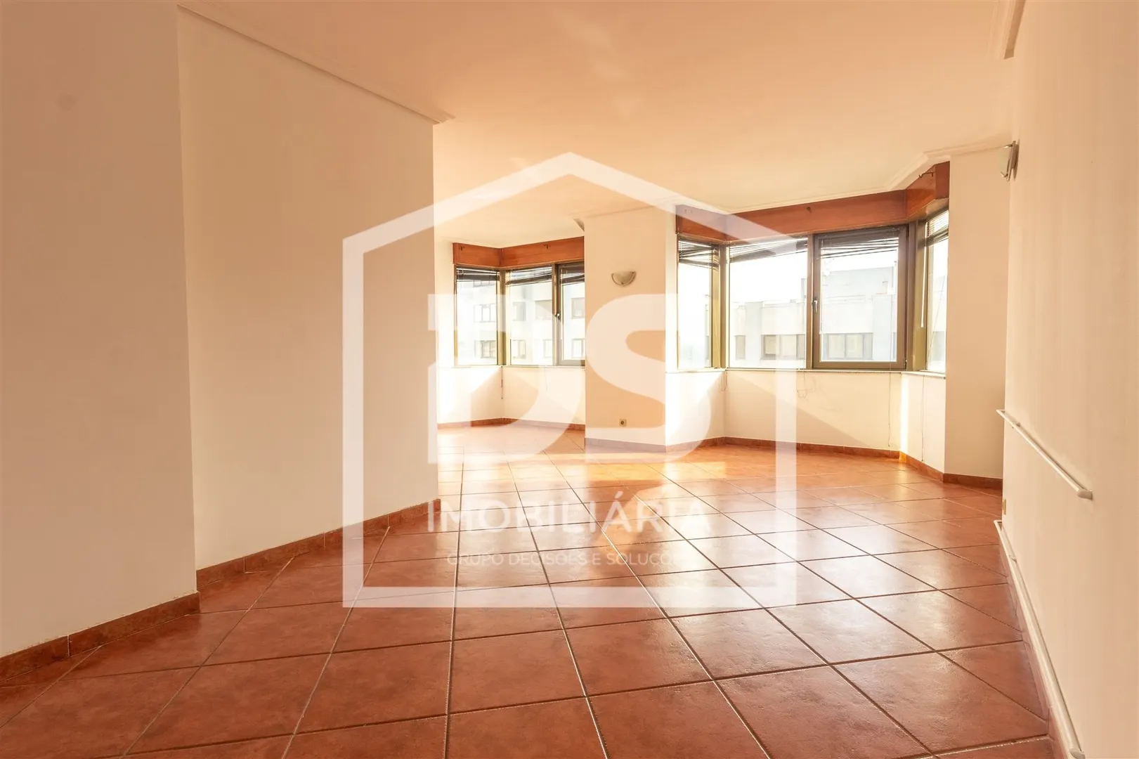 Apartamento T3 Venda, Aqueciemento, Garagem dupla, um quarto suite, três casas de banho