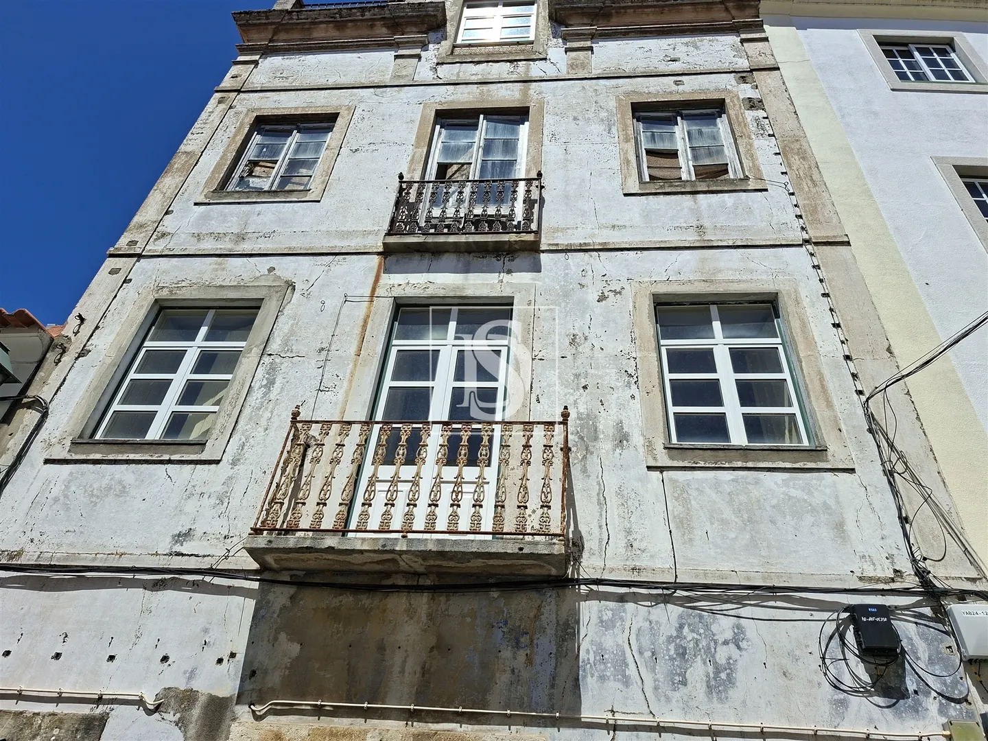 Prédio com projeto para 8 apartamentos - Abrantes