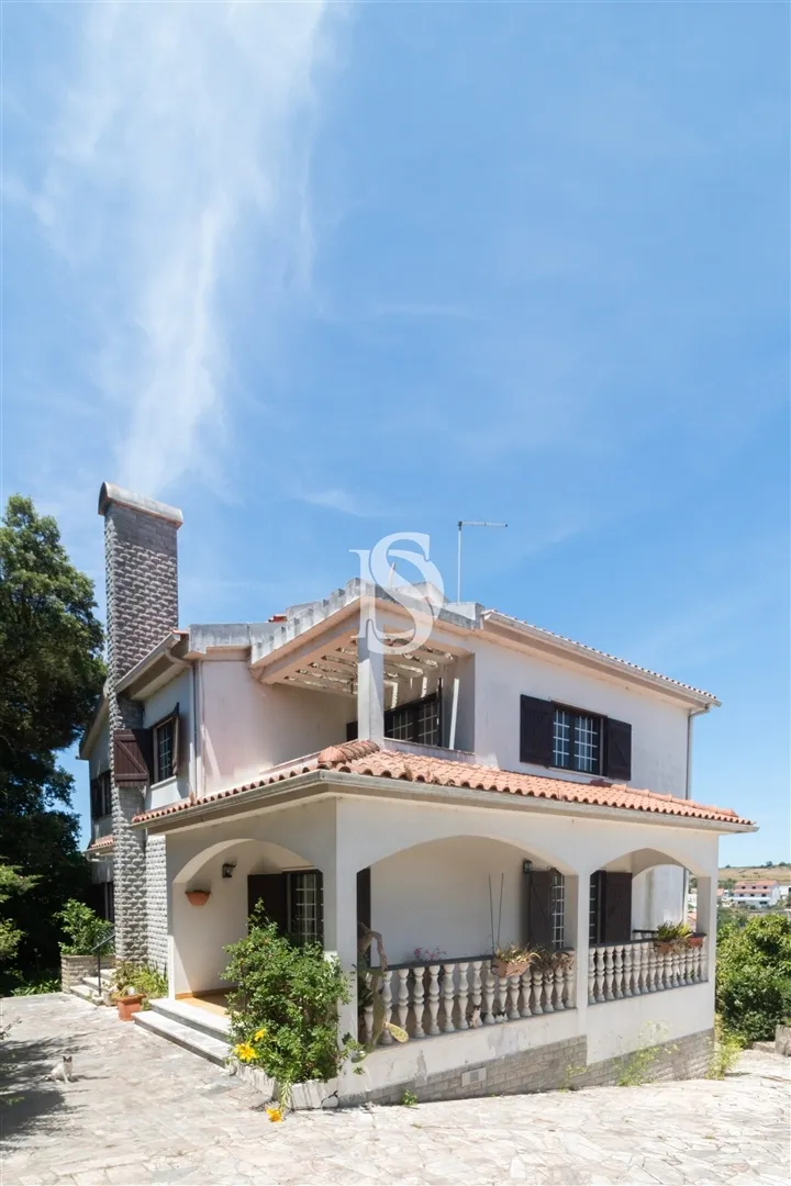 Vende-se Quinta com moradia T6 e terreno em Sintra/Lisboa