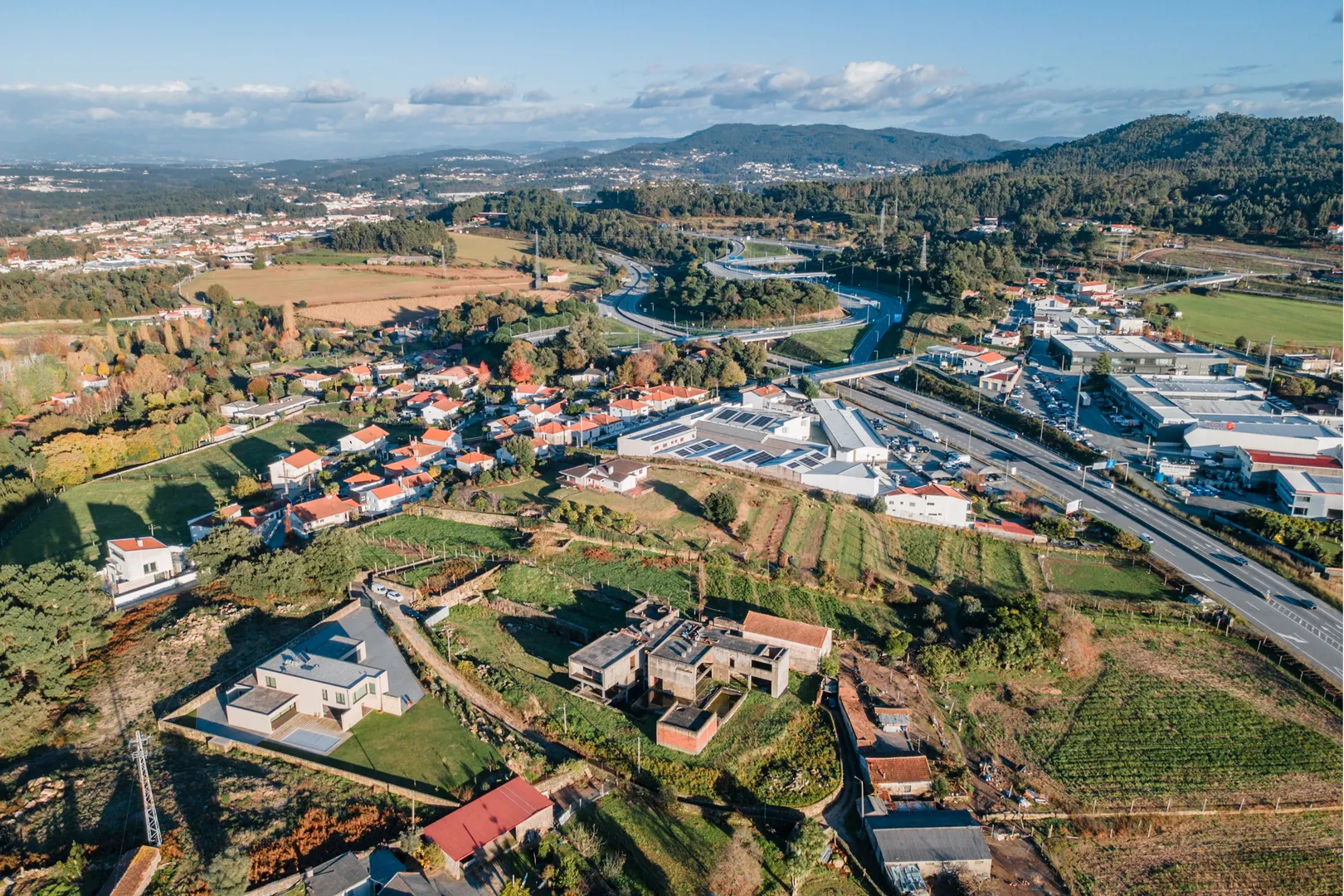 Projeto de Luxo para Concluir – Terreno + Estrutura em Alvelos
