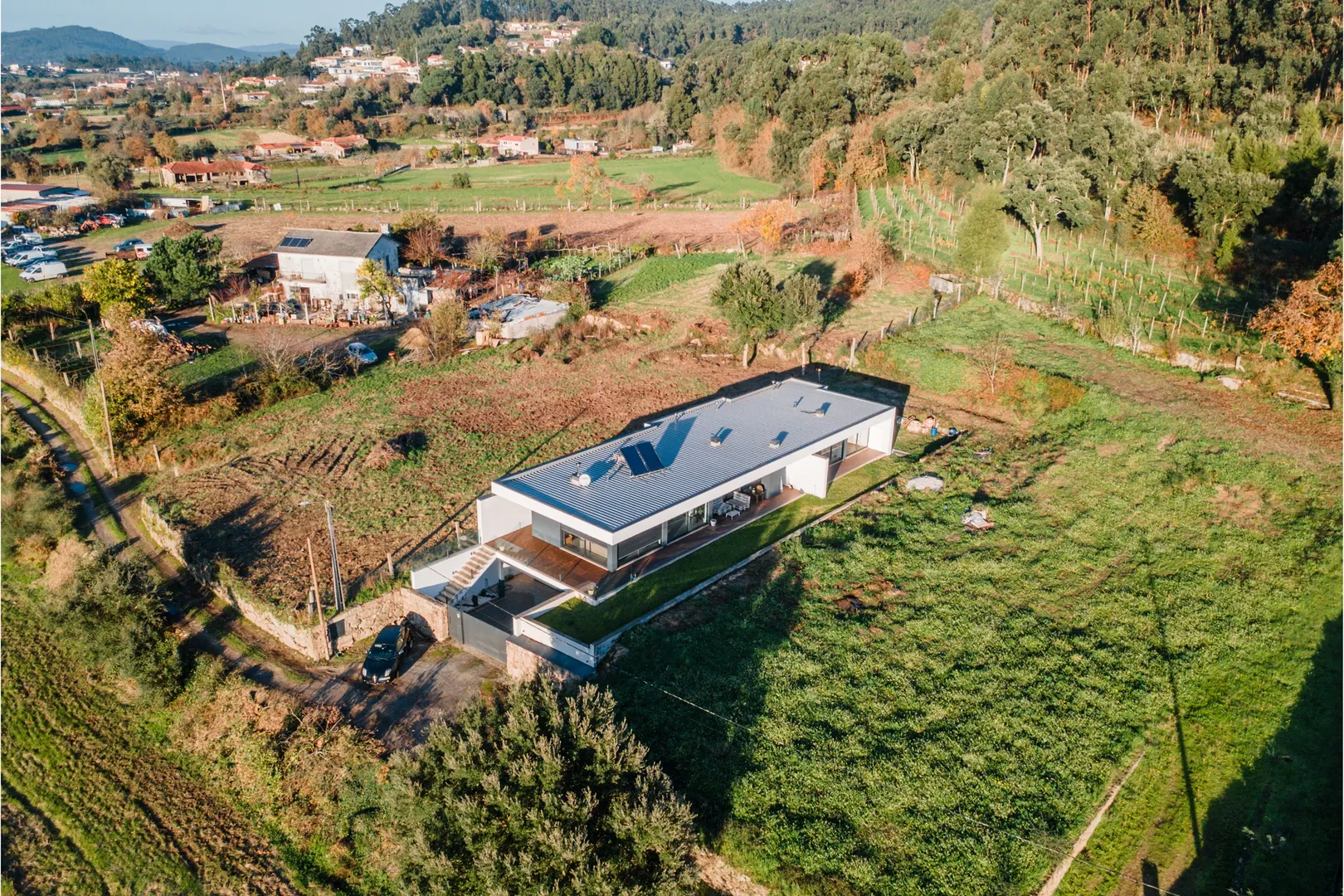 Moradia Individual T3+1, com jardim e vistas desafogadas