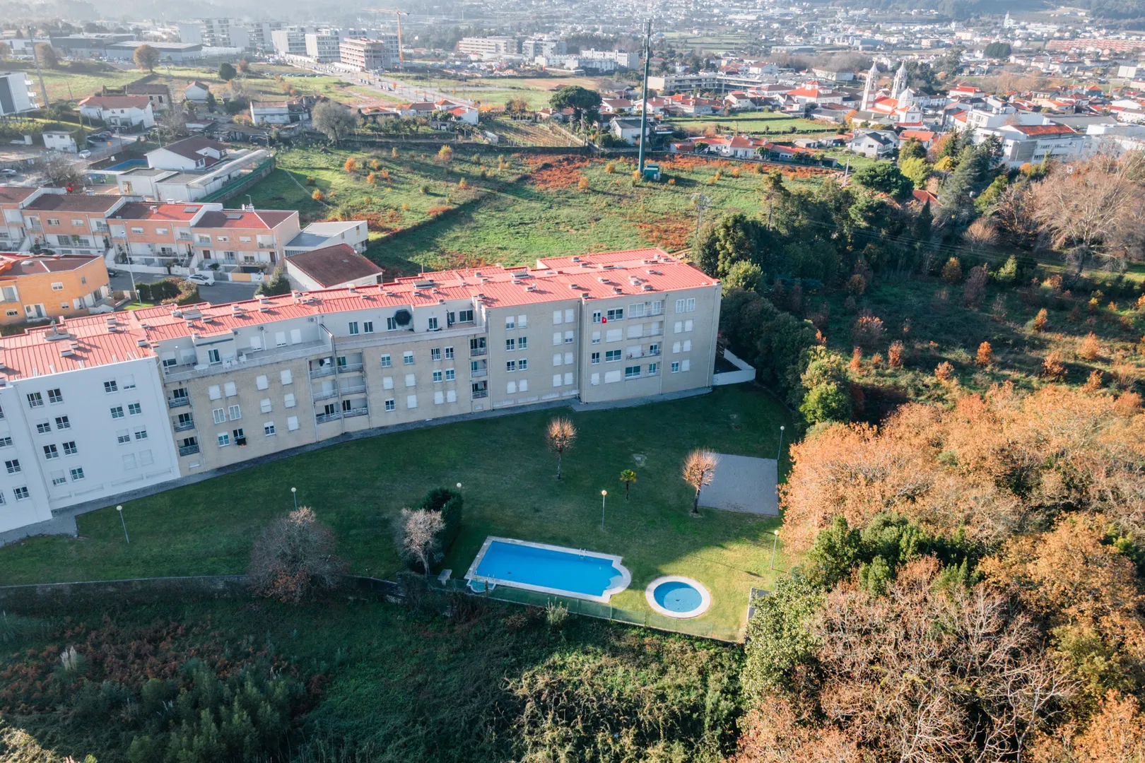 Apartamento T3 c/ garagem, inserido em condomínio c/ piscina