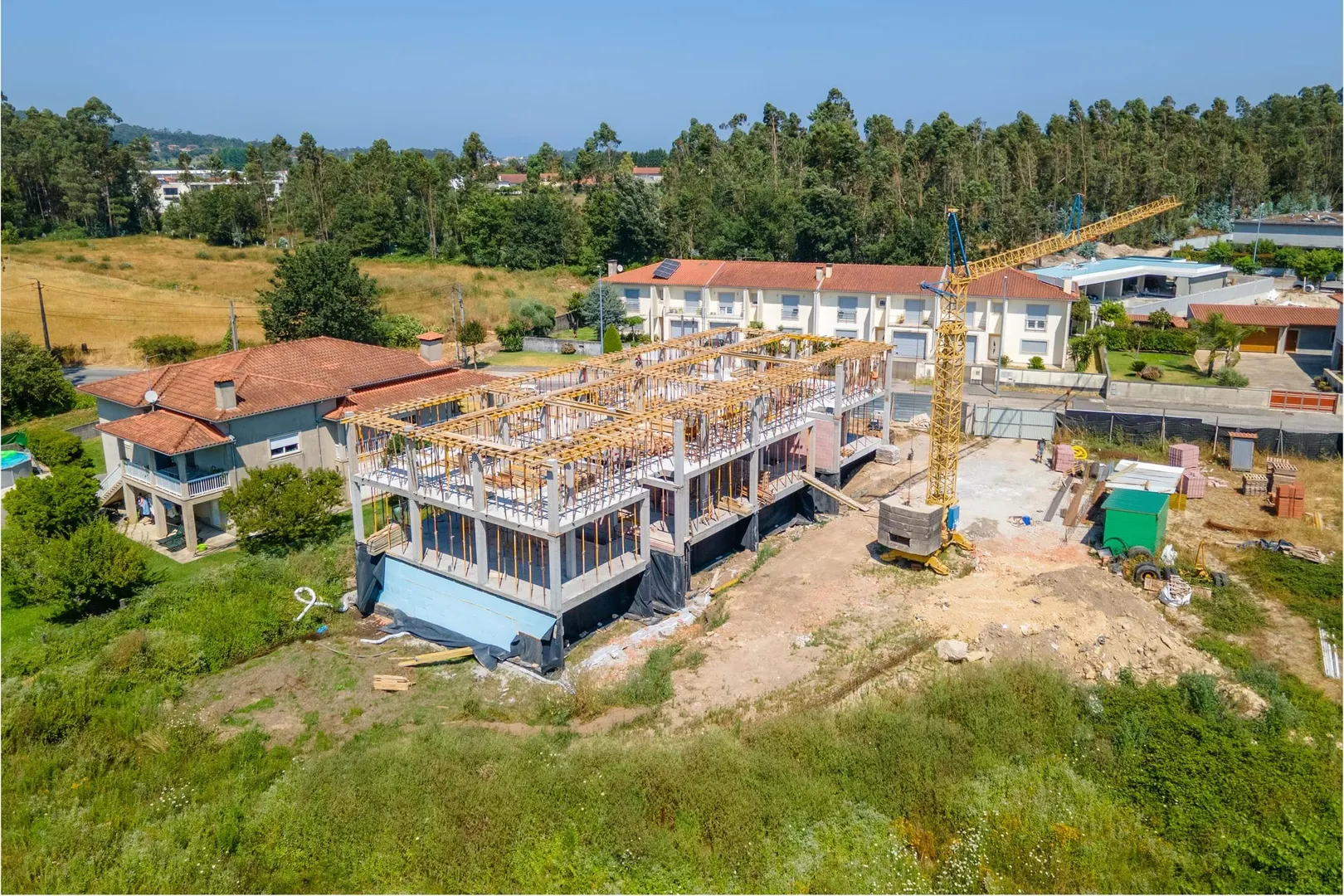 Moradia T3 de gaveto, NOVA, em Manhente, Barcelos