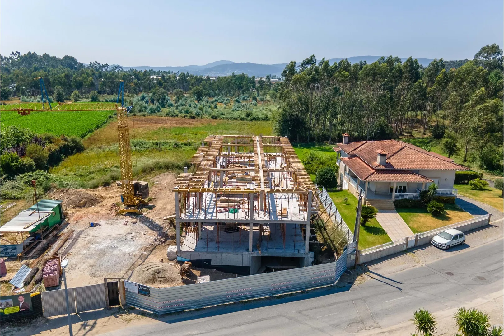 Moradia T3 de gaveto, NOVA, em Manhente, Barcelos