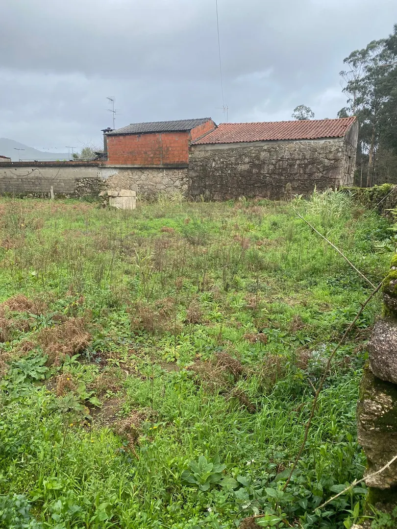 Terreno para construção com 428m² em Vila Cova.
