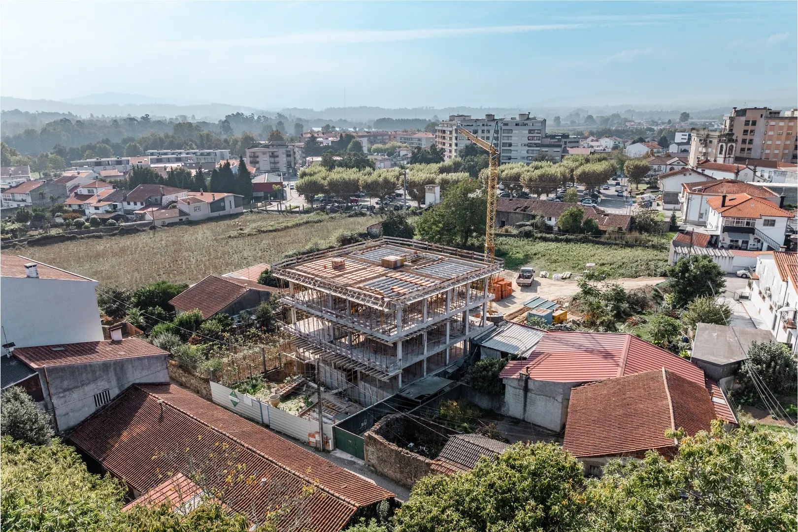 Apartamento T2, NOVO, c/ logradouro e garagem