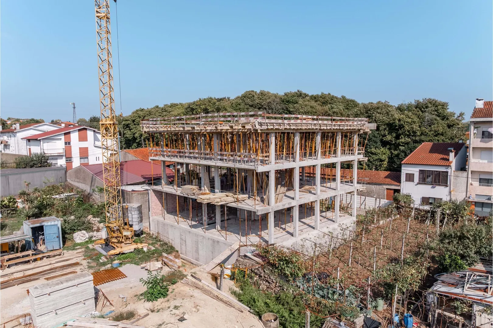 Apartamento T2, NOVO, c/ logradouro e garagem