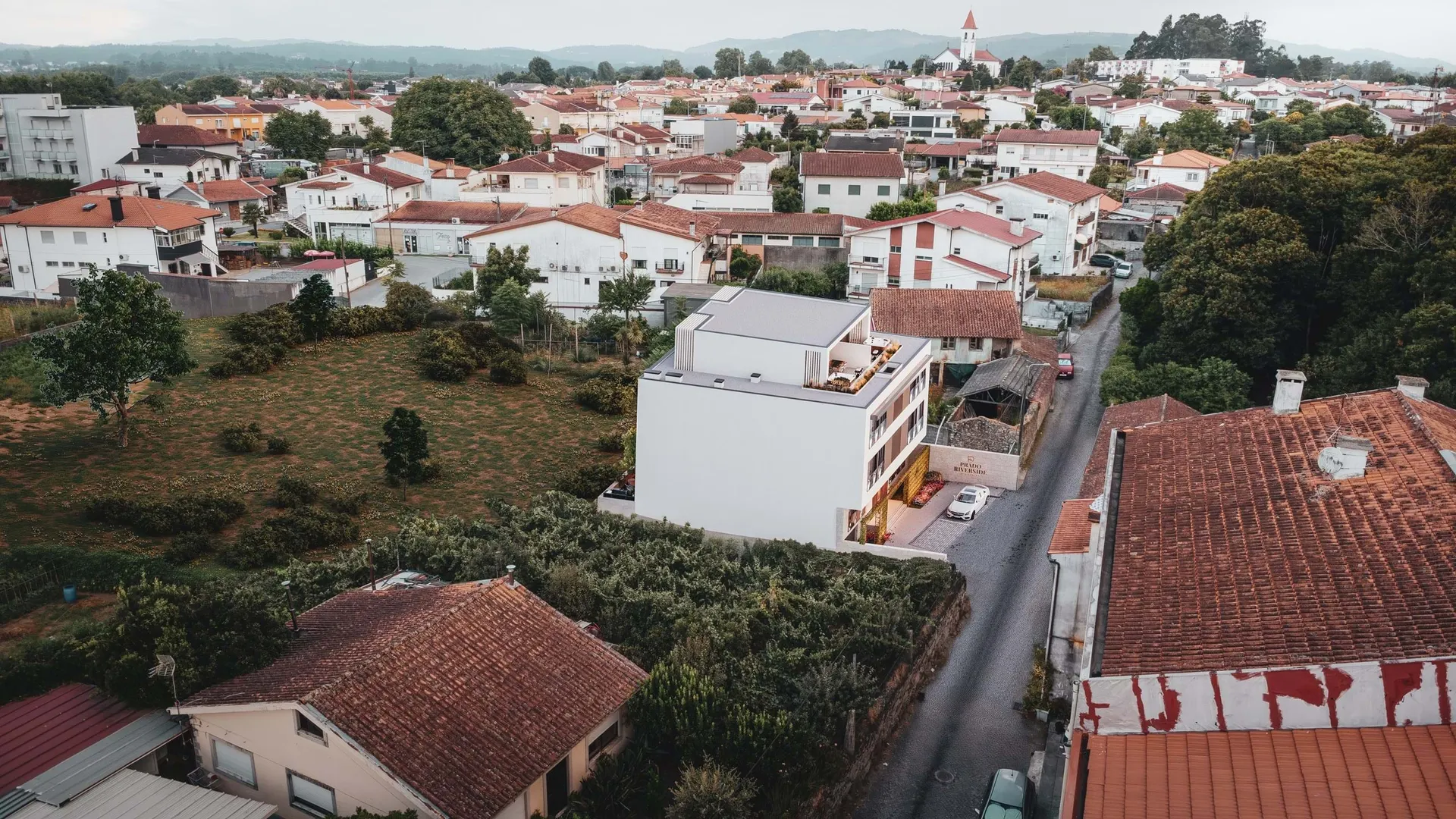 Apartamento T2, NOVO, c/ logradouro e garagem