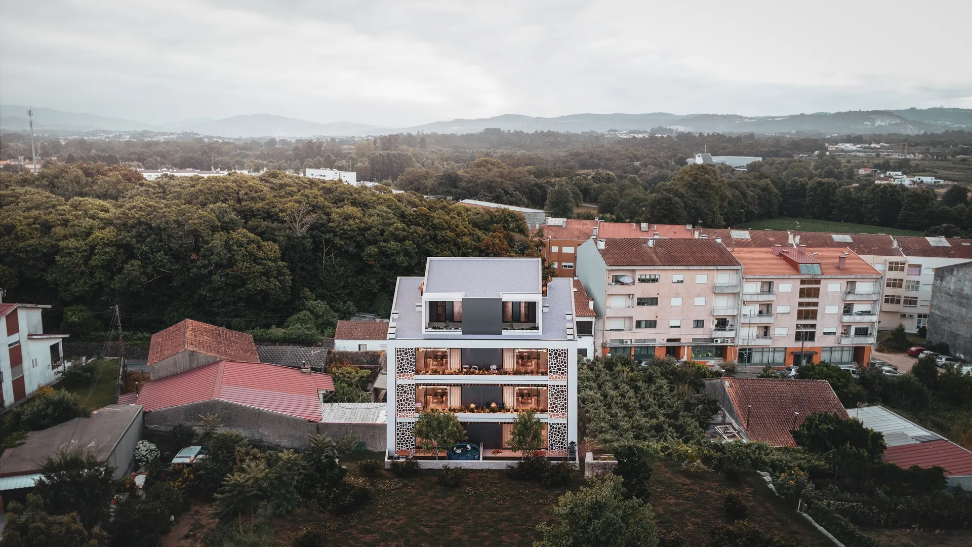 Apartamento T2, NOVO, c/ logradouro e garagem