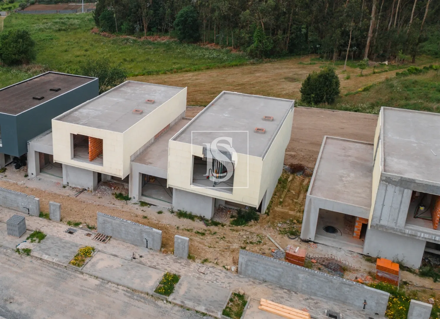 Moradia T3 em Estrutura com Jardim e Garagem Fechada em Perelhal, Barcelos