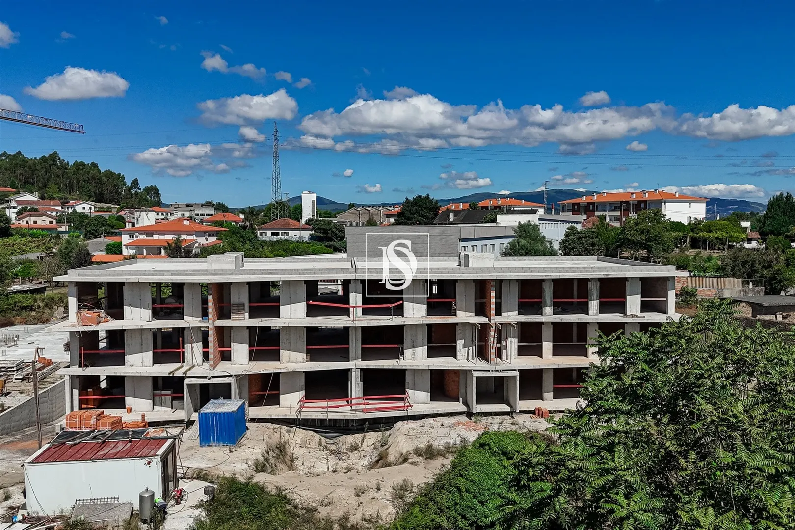 Apartamento T3 em construção c/ 3 frentes e garagem fechada para 2 carros, em Gamil, Barcelos