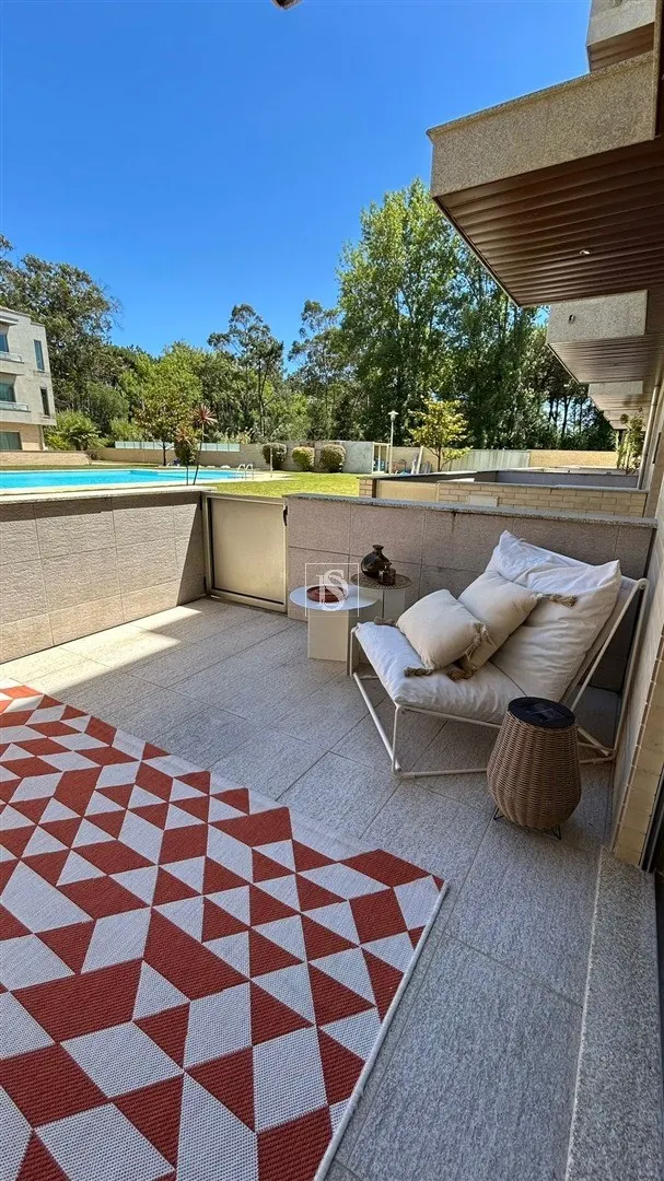 T2 em Cond. Fechado c/ Piscina, Renovado e Mobilado