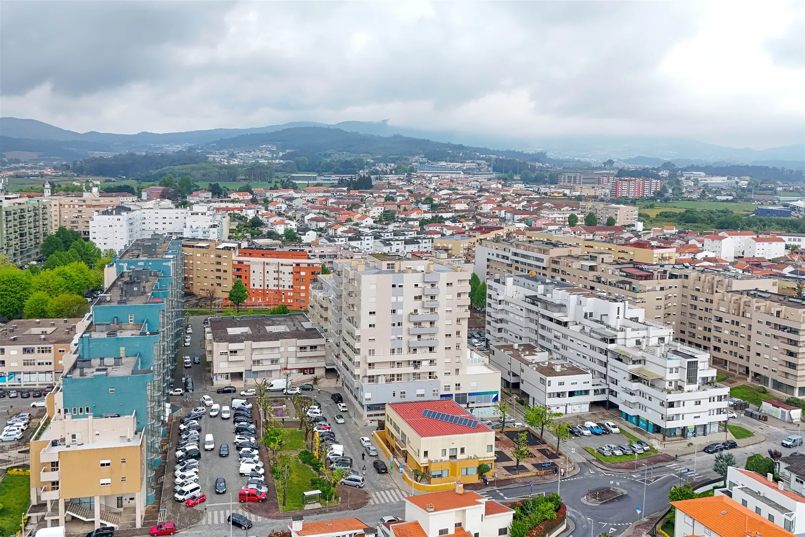 Apartamento T4 em Barcelos – Espaço, Conforto e Excelente Varanda!