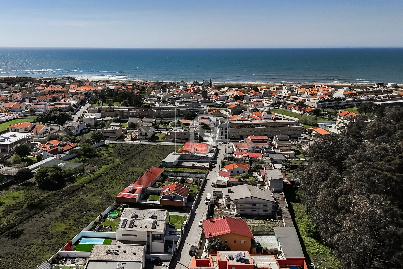 Moradia T4, Moderna, com Piscina, a 500m da Praia em Lavra