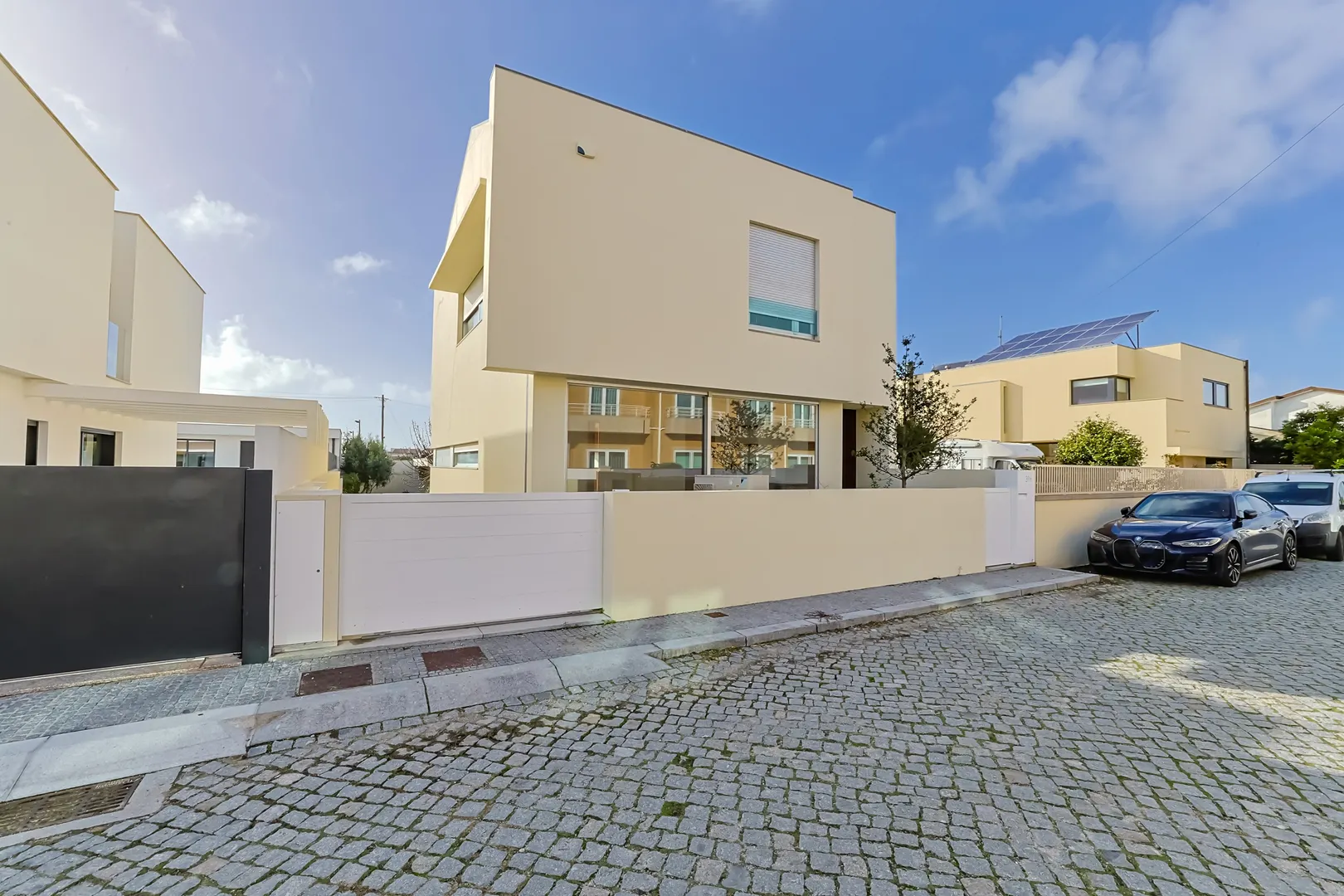 Moradia T3, Individual, c/ 3 pisos, Garagem Dupla e Jardim