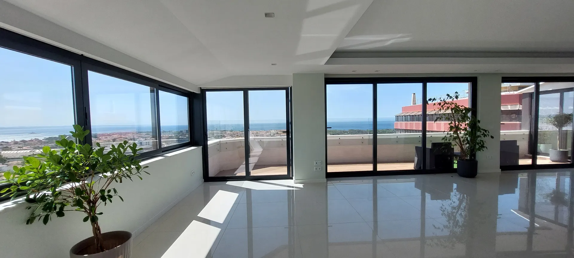 Exclusiva Penthouse T5 em Oeiras com Vista Mar Panorâmica