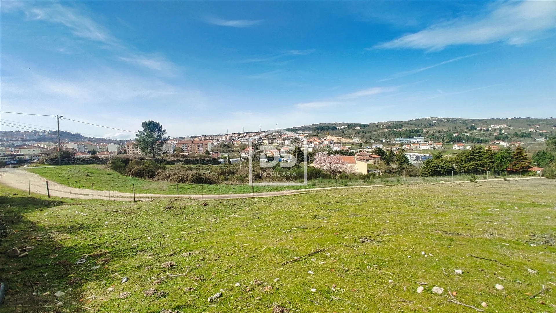 Moradia T2 para Recuperar na Guarda | Casa em Pedra com Terreno