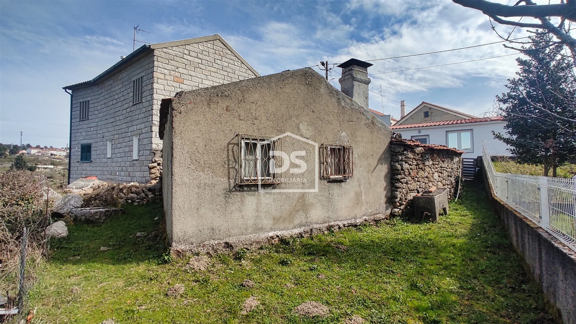 Moradia T2 para Recuperar na Guarda | Casa em Pedra com Terreno