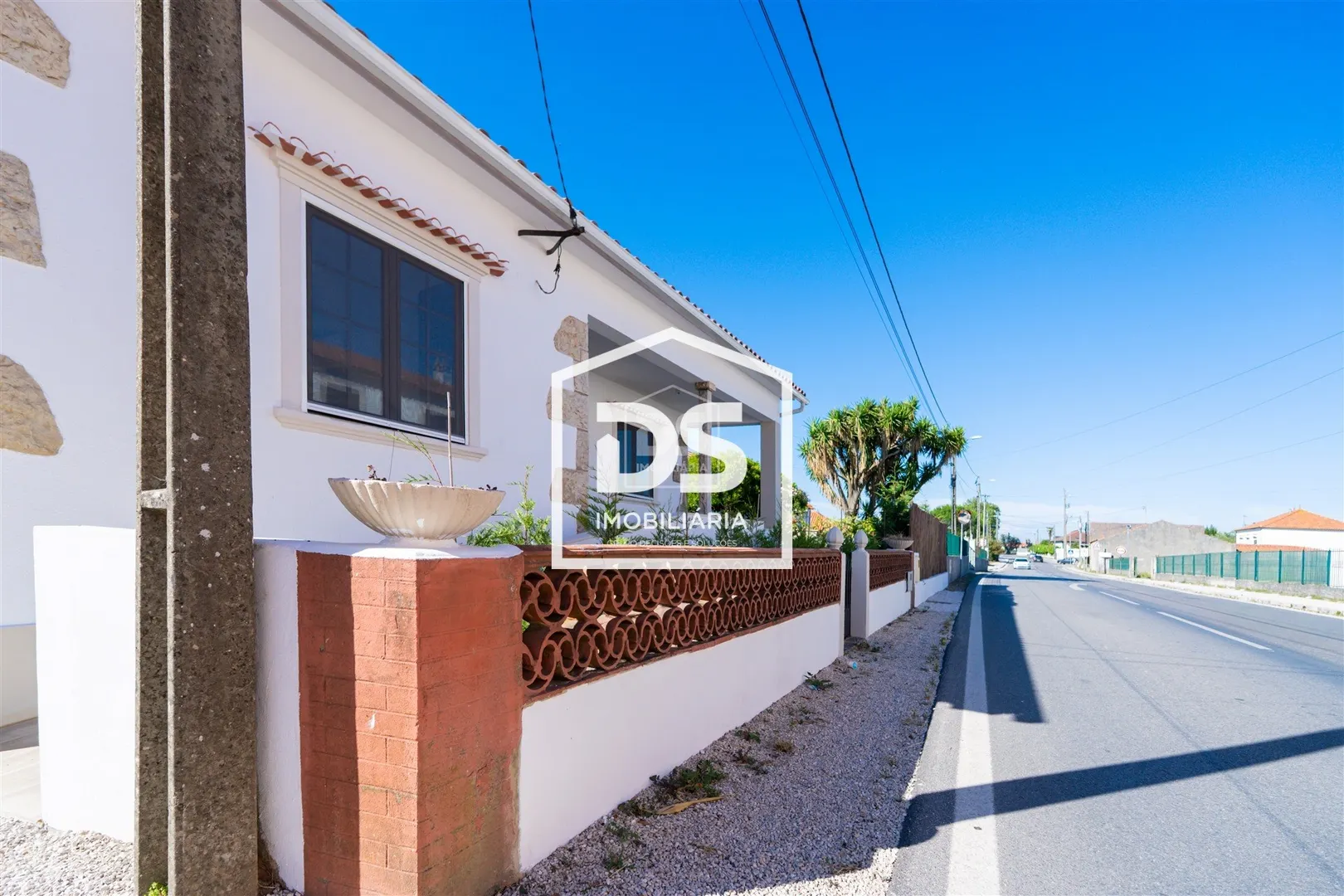 Moradia T4 + T1 com amplo terreno e espaços de lazer em Juncal, Porto de Mós