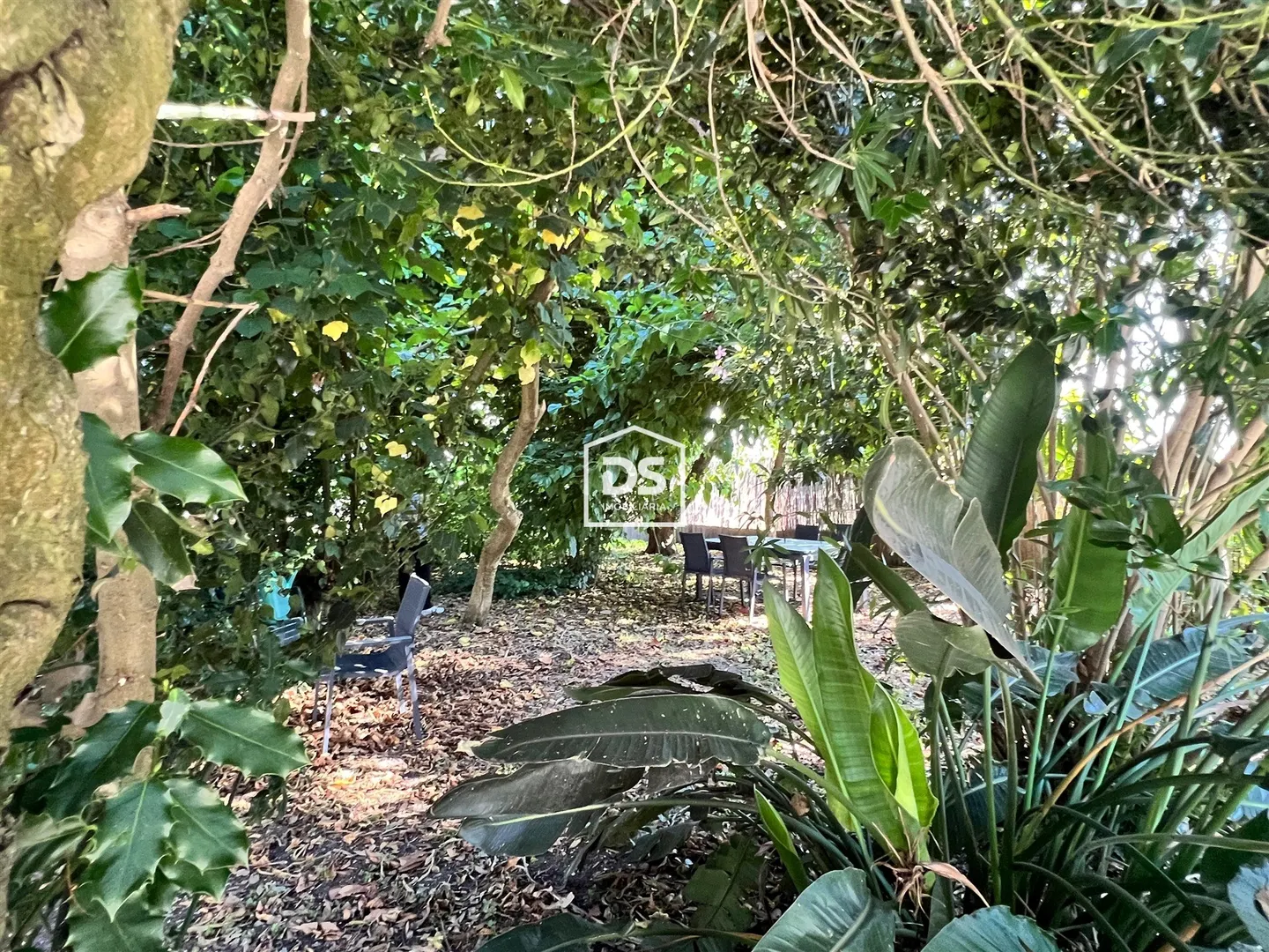 Moradia T4 + T1 com amplo terreno e espaços de lazer em Juncal, Porto de Mós