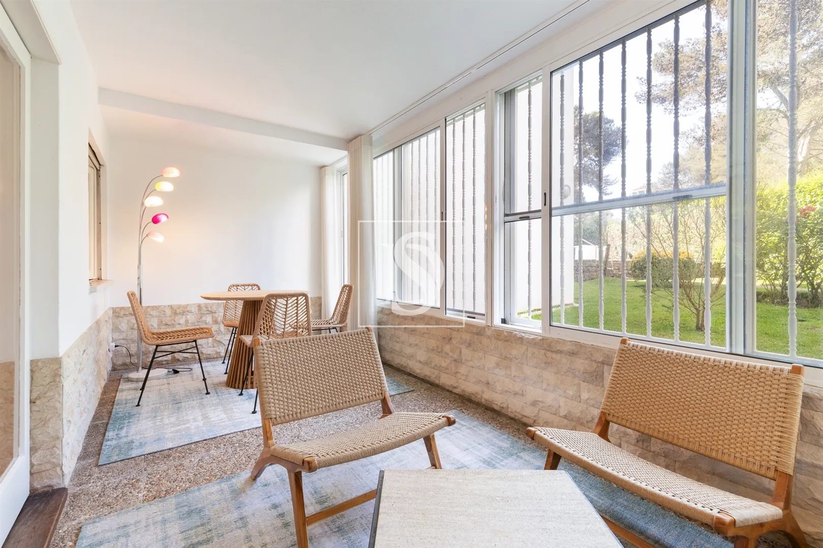 Apartamento T1 para venda mobiliado em Cascais com piscina e jardim