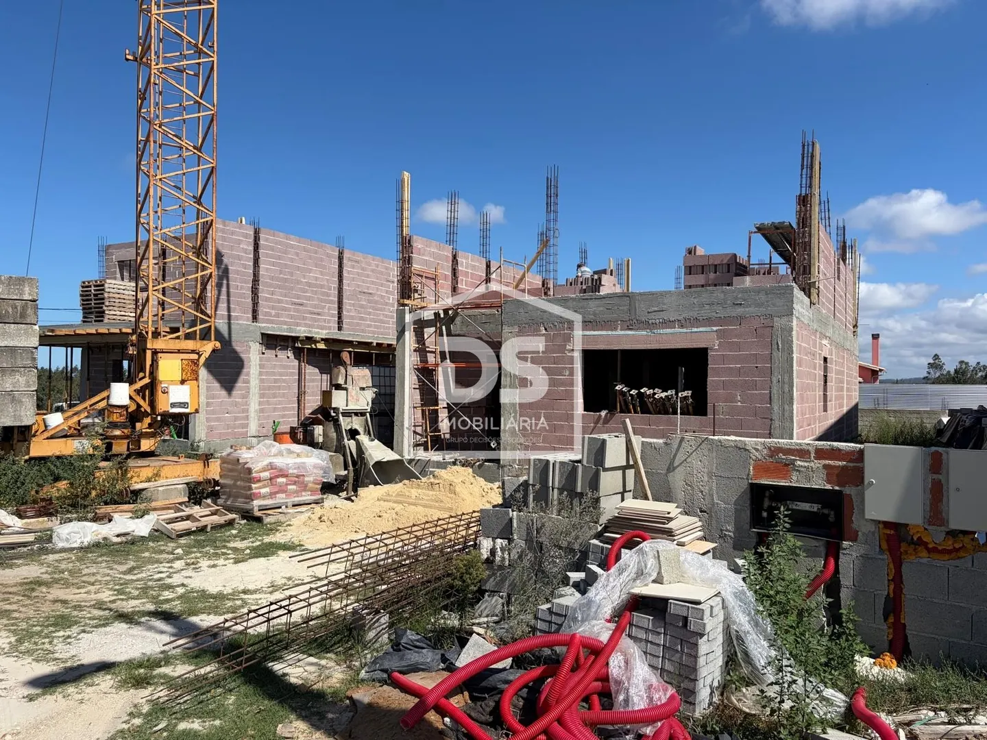 Moradia T4 geminada em construção na Ortigosa