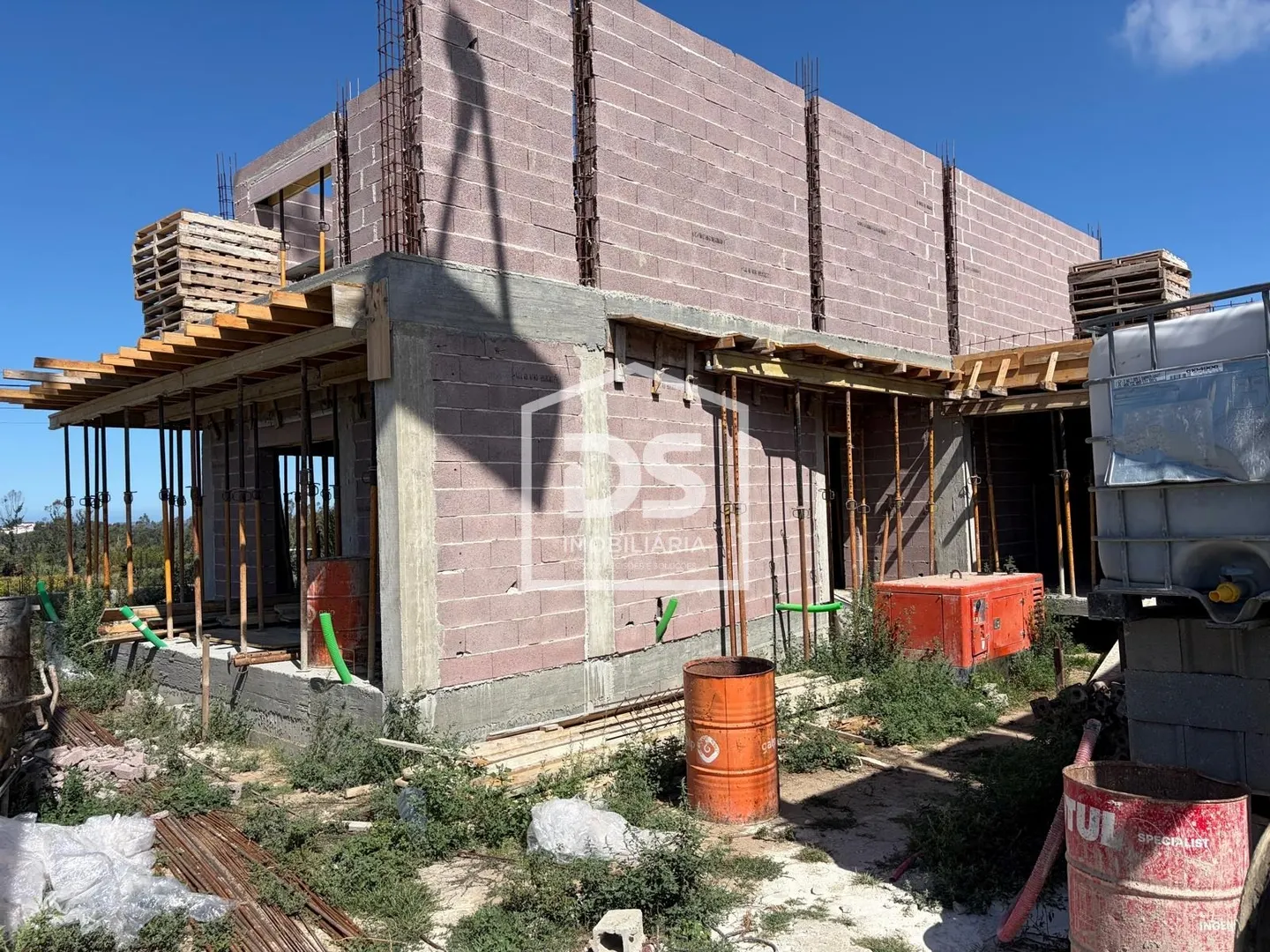 Moradia T4 geminada Ortigosa em construção