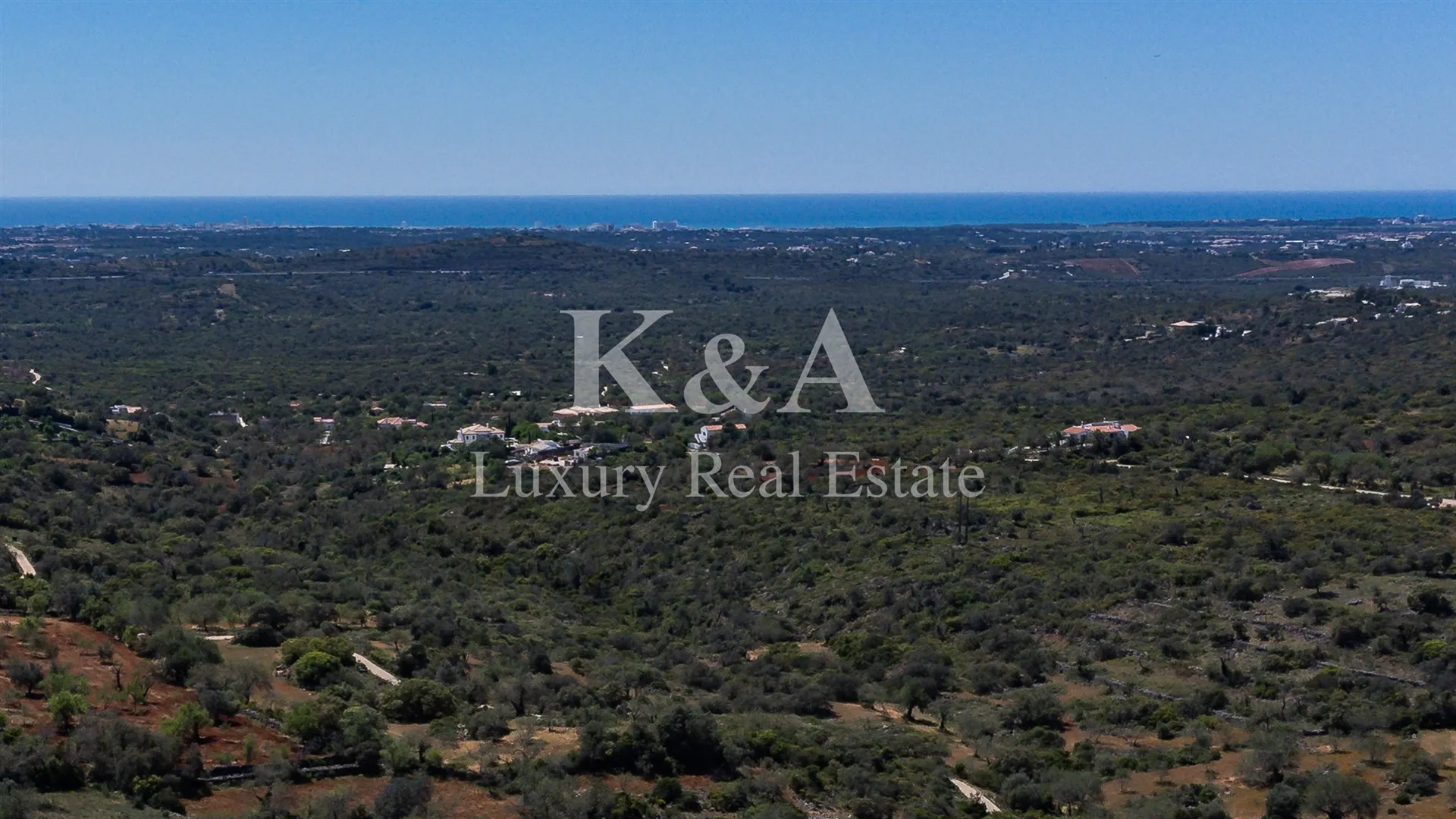 Propriedade V12  no Algarve Central, com vistas panorâmicas de mar.