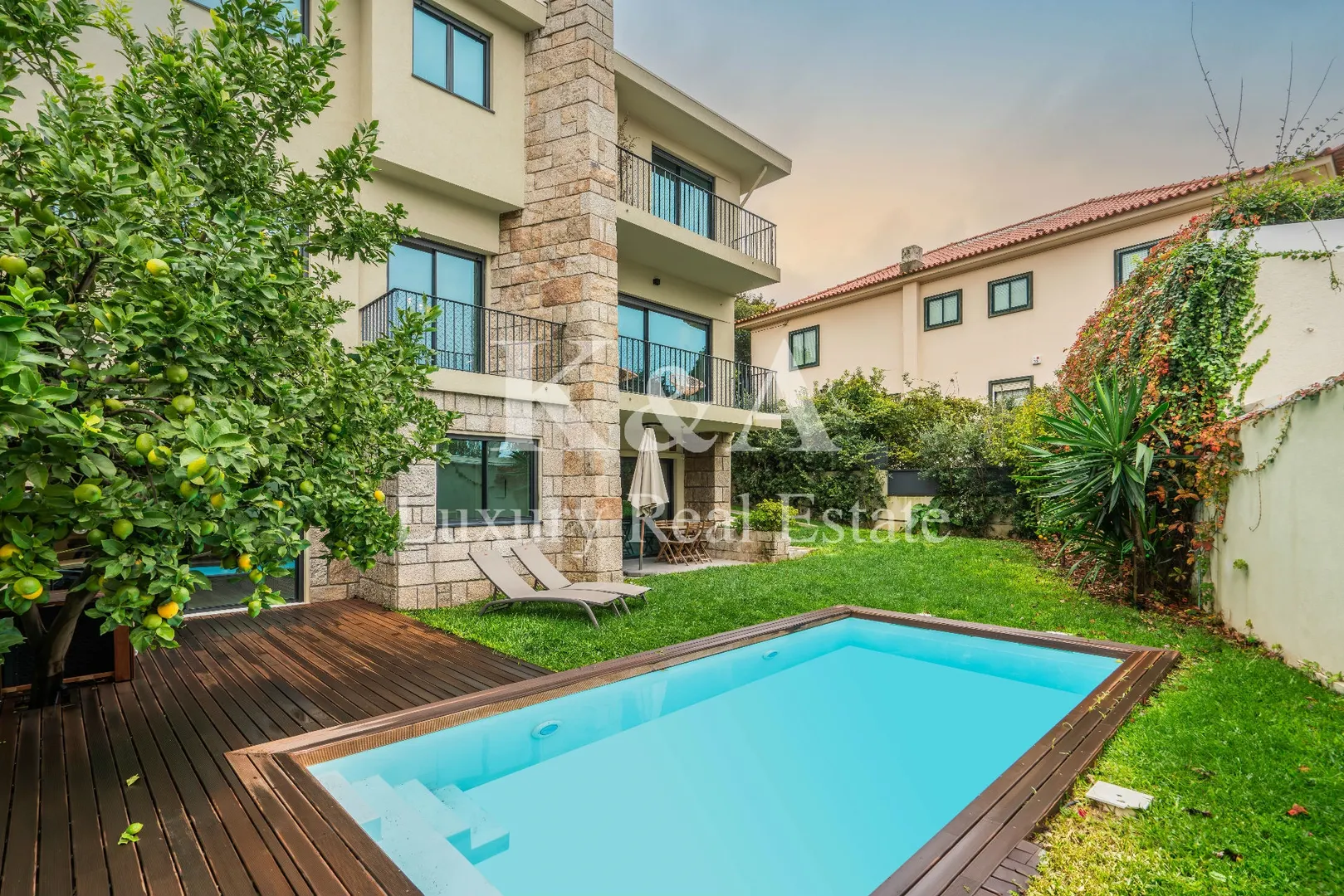 Moradia V4 com jardim e piscina, na Foz.