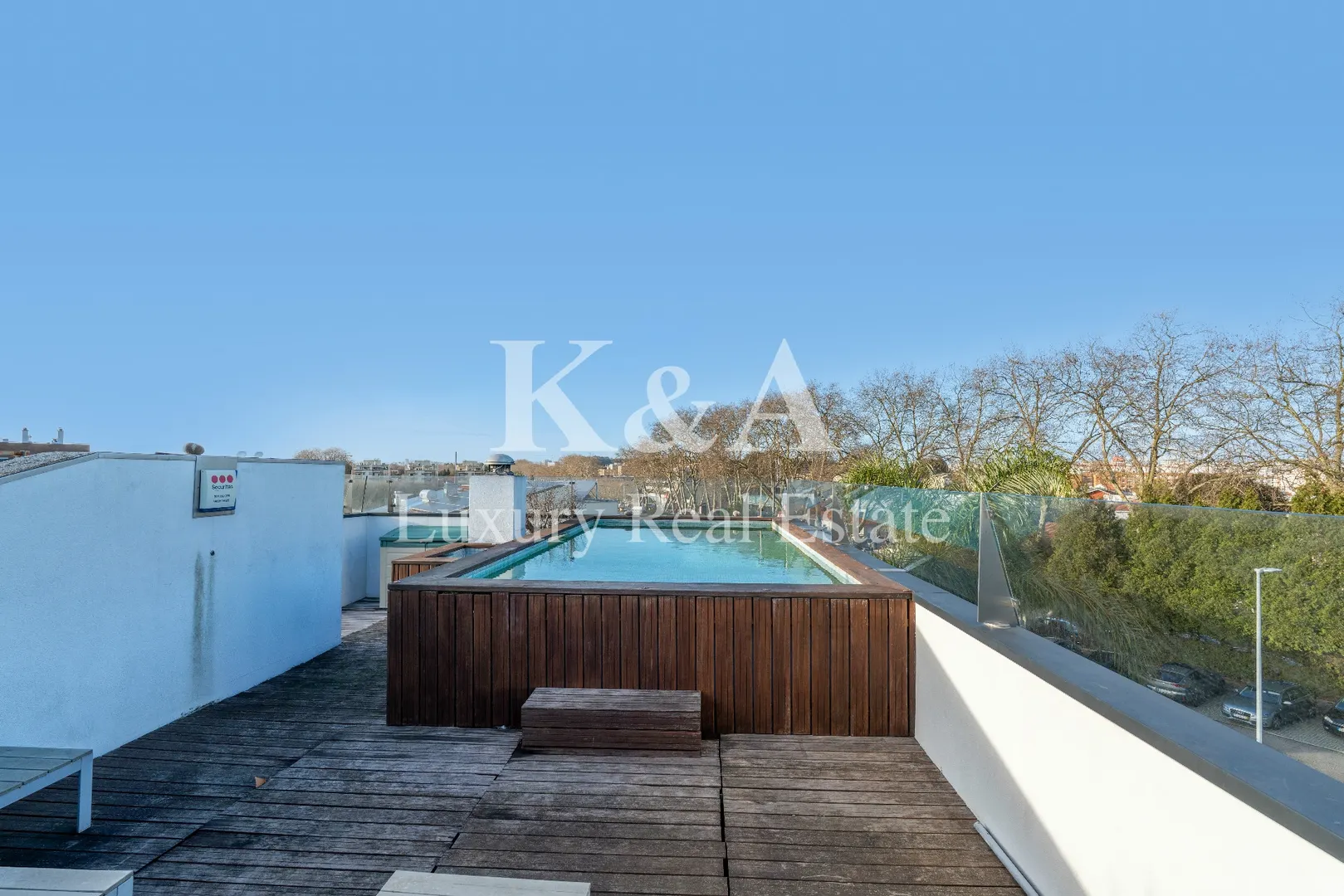 4-Bedroom House with Garden and Rooftop Pool