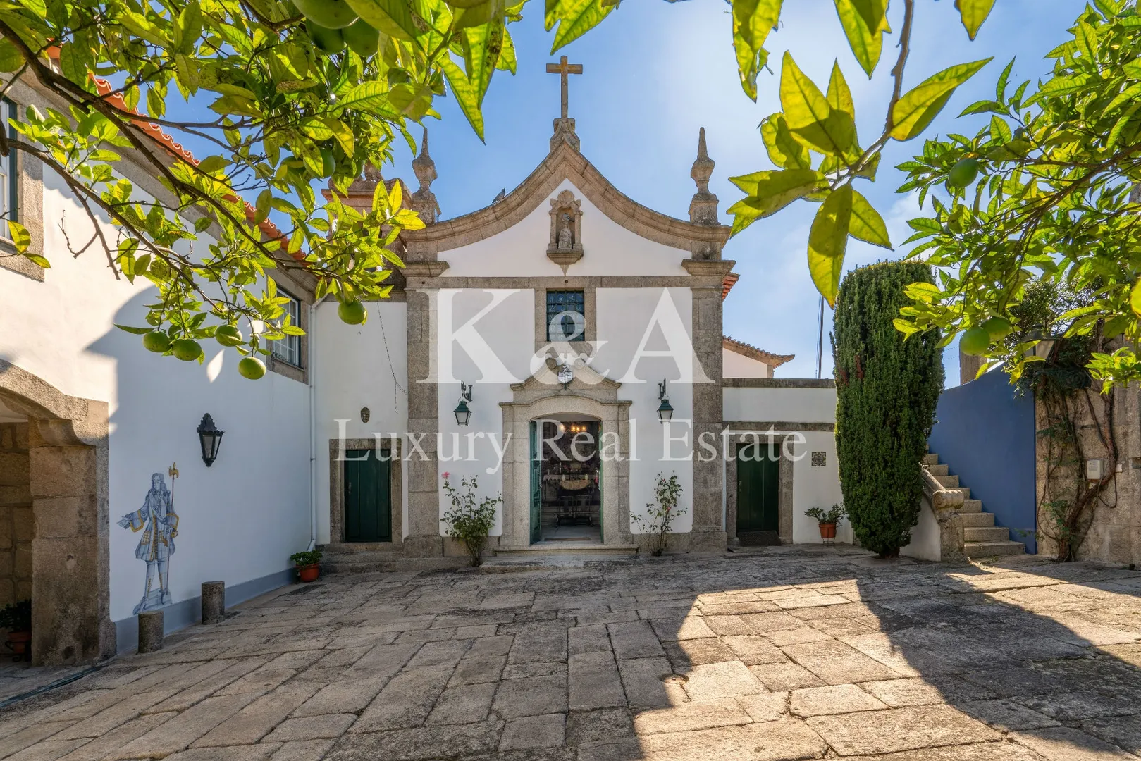Quinta com casa senhorial do Sec. XVIII e capela, muito próxima do Porto.