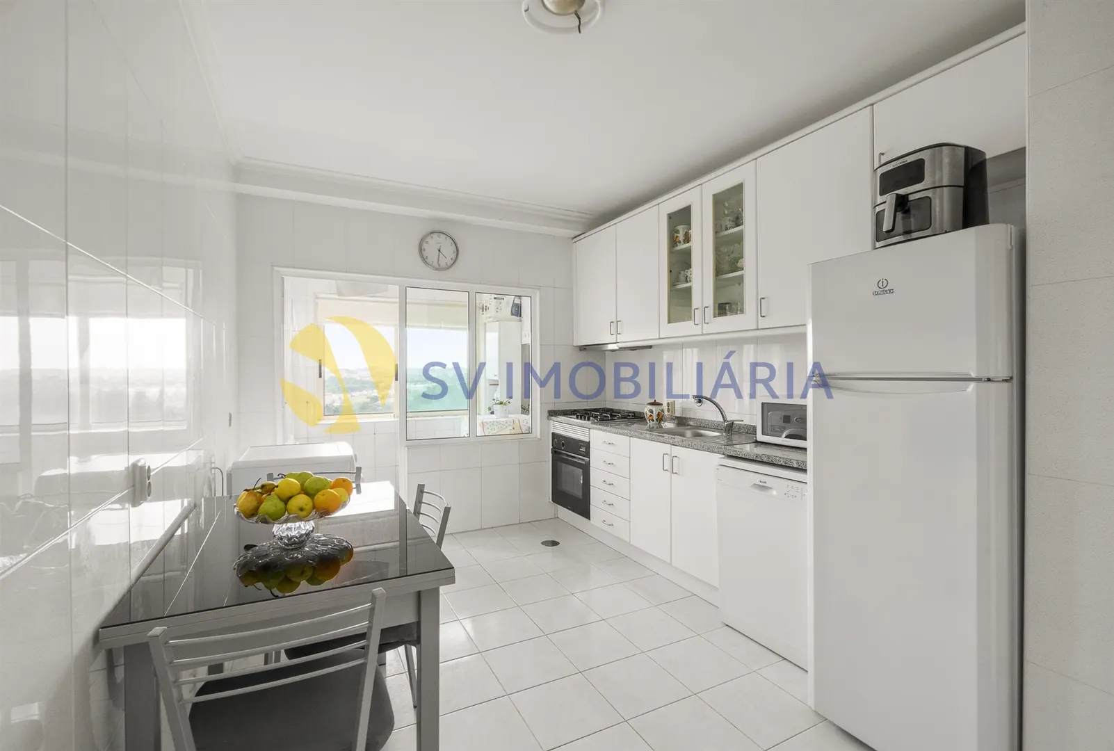  Apartamento T3 com garagem para 2 carros e 3 frentes – Fânzeres