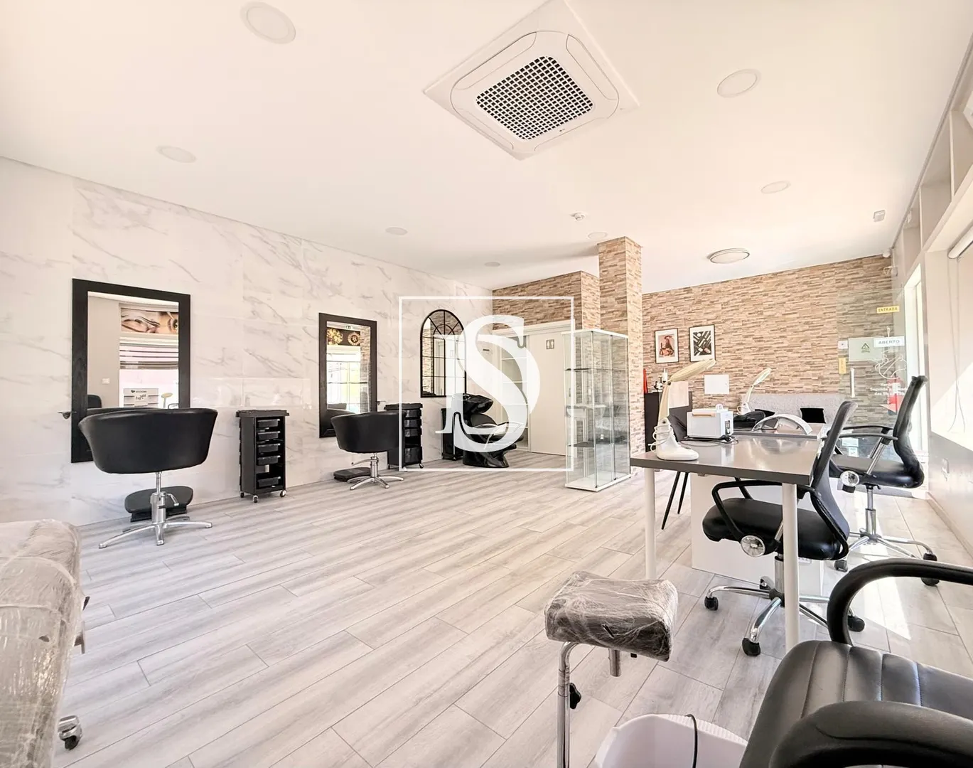 Loja de Estética totalmente equipada, um espaço moderno da cabeça aos pés