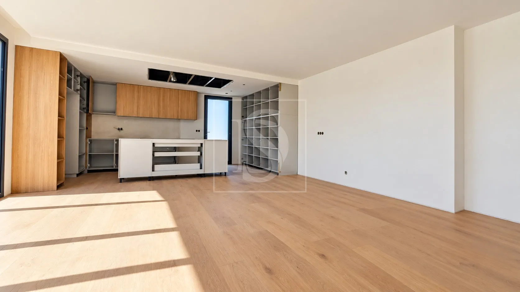 Moradia T4 Térrea de Luxo com 4 Suítes e Piscina | Arquitetura Contemporânea
