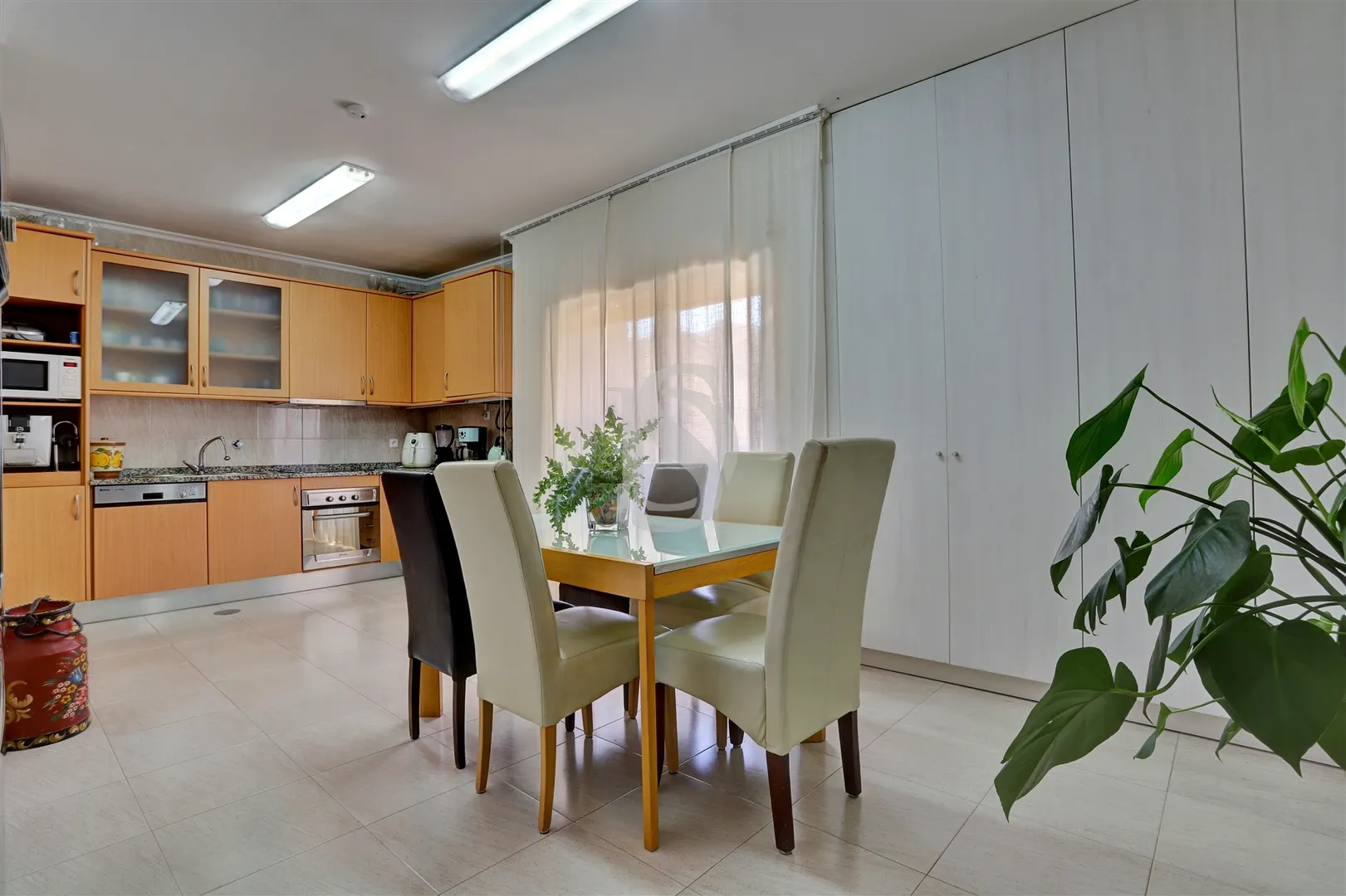 T2 com terraço a 50 metros da praia em Aver-O-Mar – garagem fechada e elevador