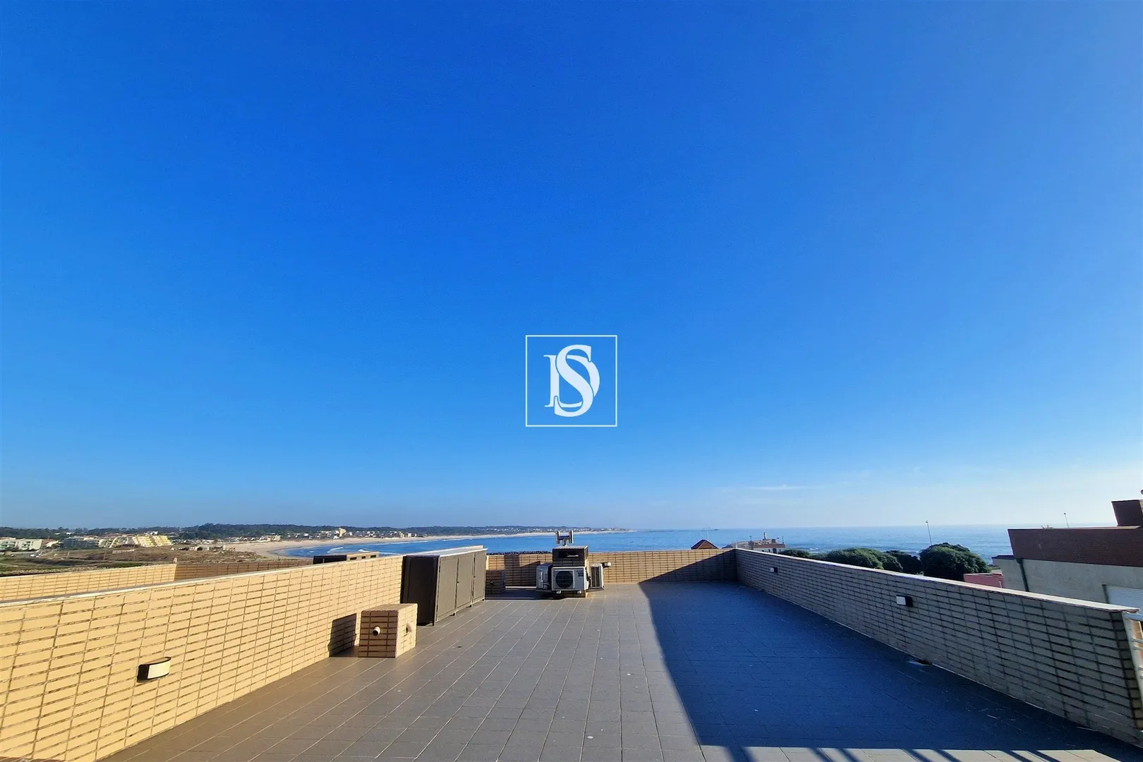 Apartamento T4 Remodelado com Terraço, Vista Rio e 2 Garagens - Vila do Conde