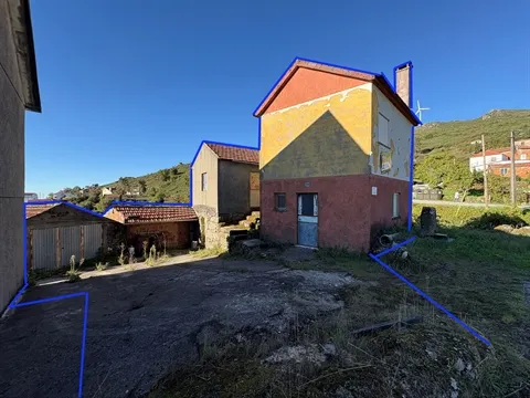 Moradia T1 com 2 pisos e anexos em Silvares da Serra