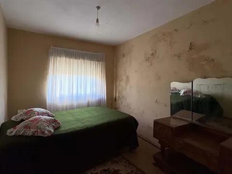 Moradia T1 com 2 pisos e anexos em Silvares da Serra