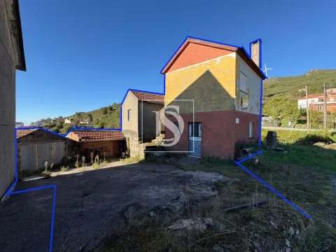Moradia T1 com 2 pisos e anexos em Silvares da Serra