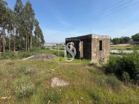 Terreno de 6.980m2 com ruína em Tondela