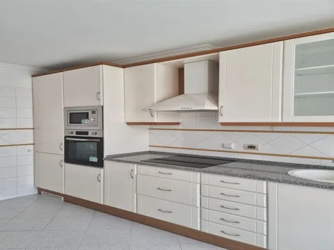 T4 com Garagem e Varanda no Prior Velho