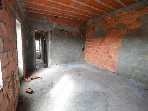 Moradia para Restaurar T9