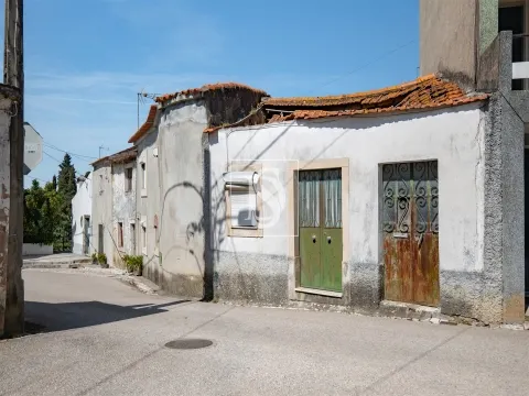 Oportunidade em Tomar: 2 Moradias para Recuperar com Terreno e Logradouro – 47.000€