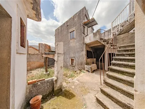 Duas moradias por 115.000 € em Mira de Aire